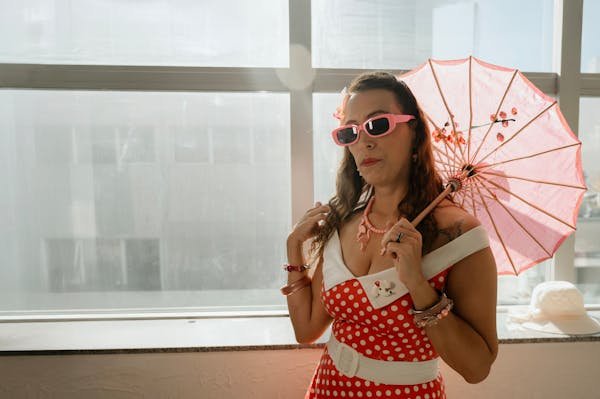 Découvrez les incontournables des vêtements pin'up femme !